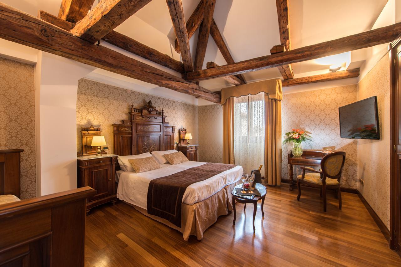 Junior Suite mit Aussicht über den Glockenturm der Kirche San Marco