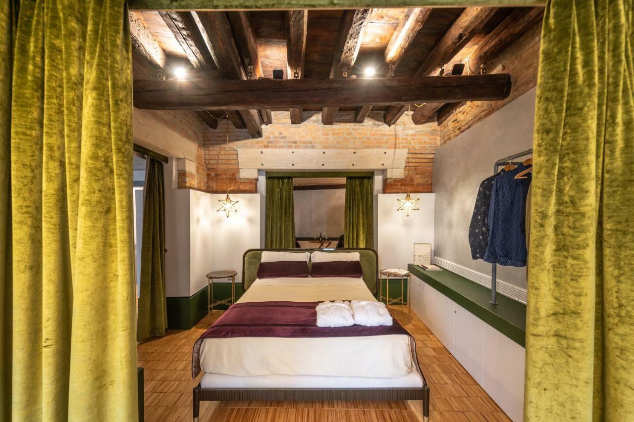 Apartment on the Grand Canal,799678902:JPEG